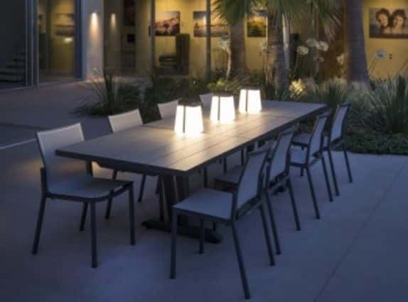 Table et luminaires de la marque Les Jardins