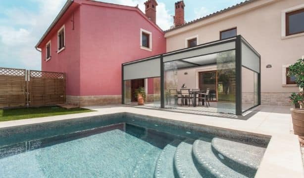 Pergola sur mesure adossée avec GardenSKoncept au Luxembourg